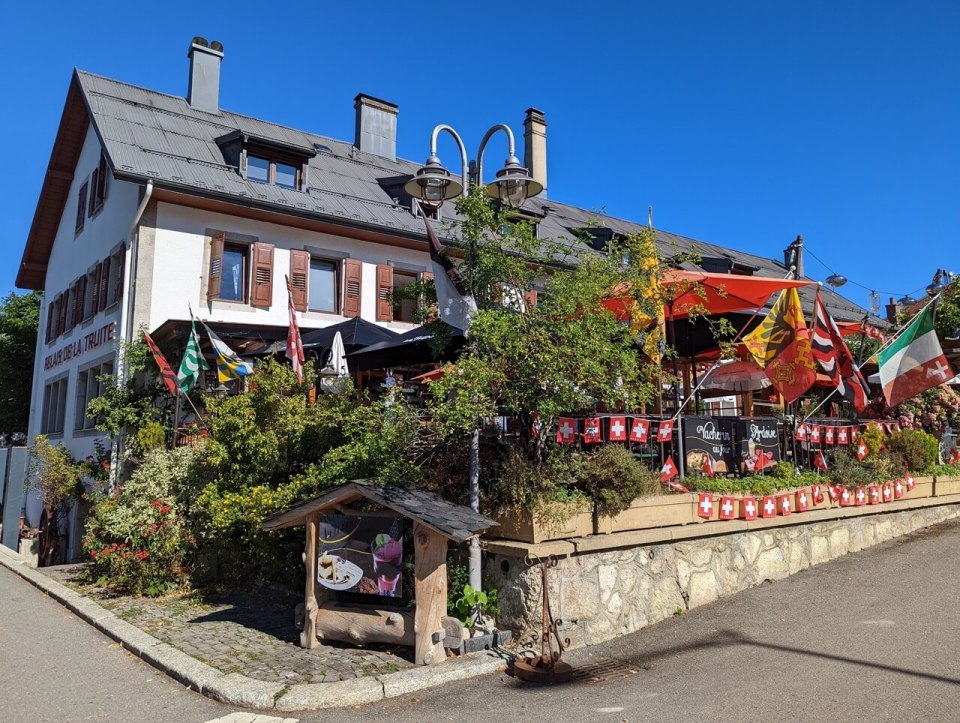 Abbaye au bord du lac de Joux