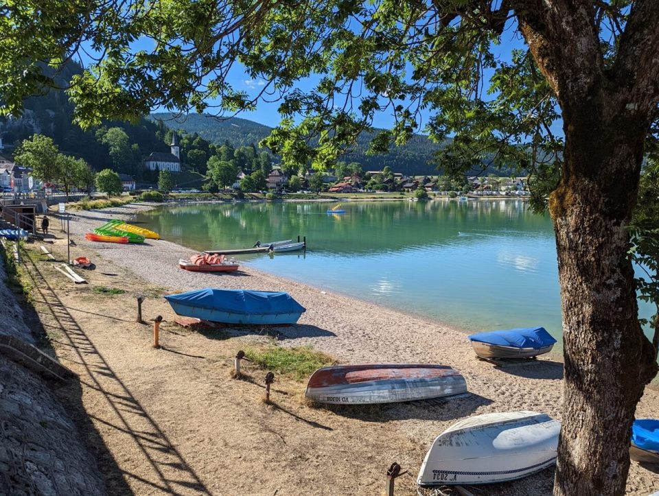 Abbaye au bord du lac de Joux