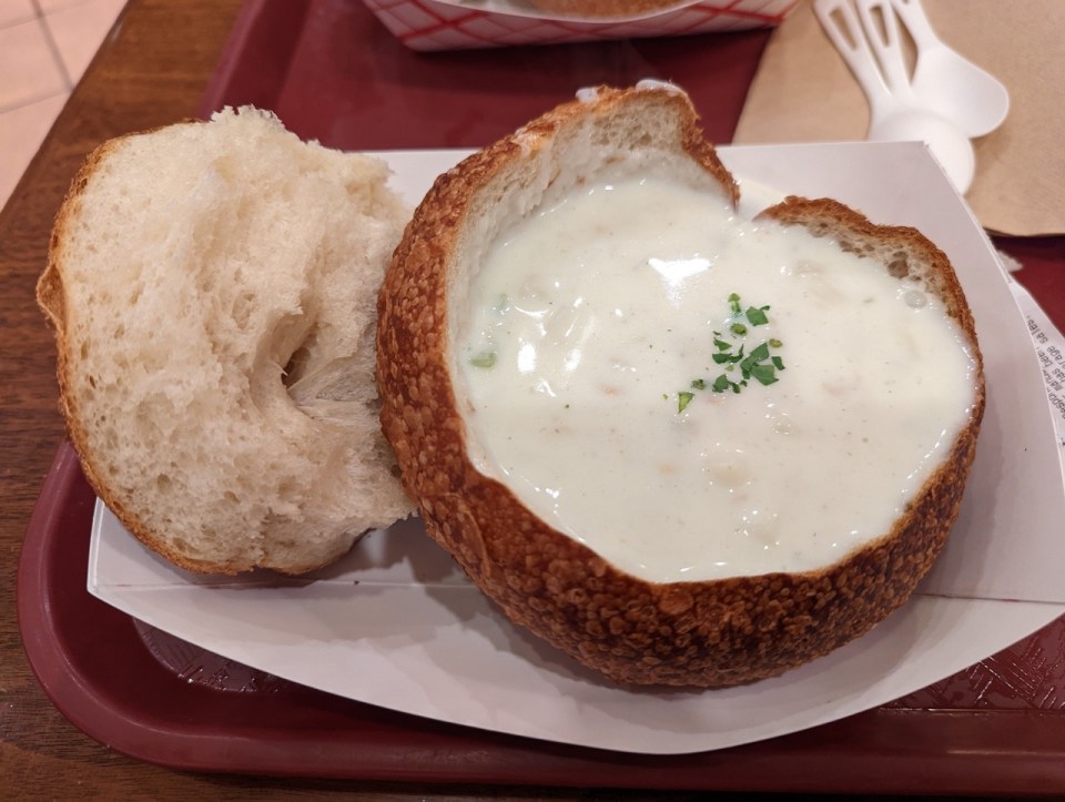 clam chowder bread bowl Boudin à San Francisco 