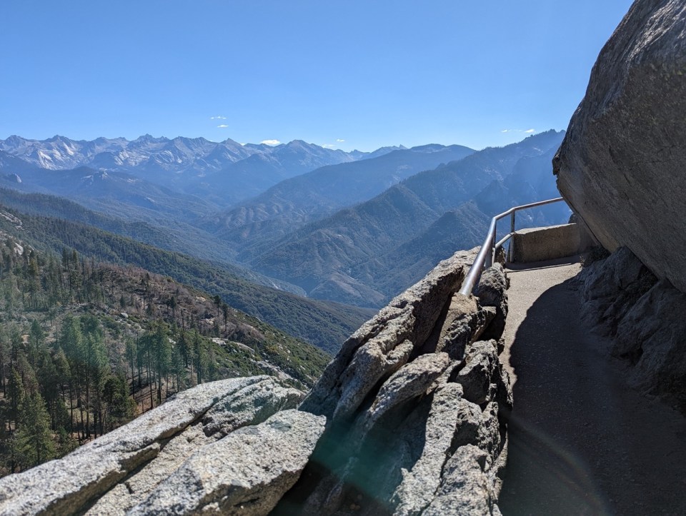 Moro Rock sur Crescent Meadows Road dans le Sequoia National Park