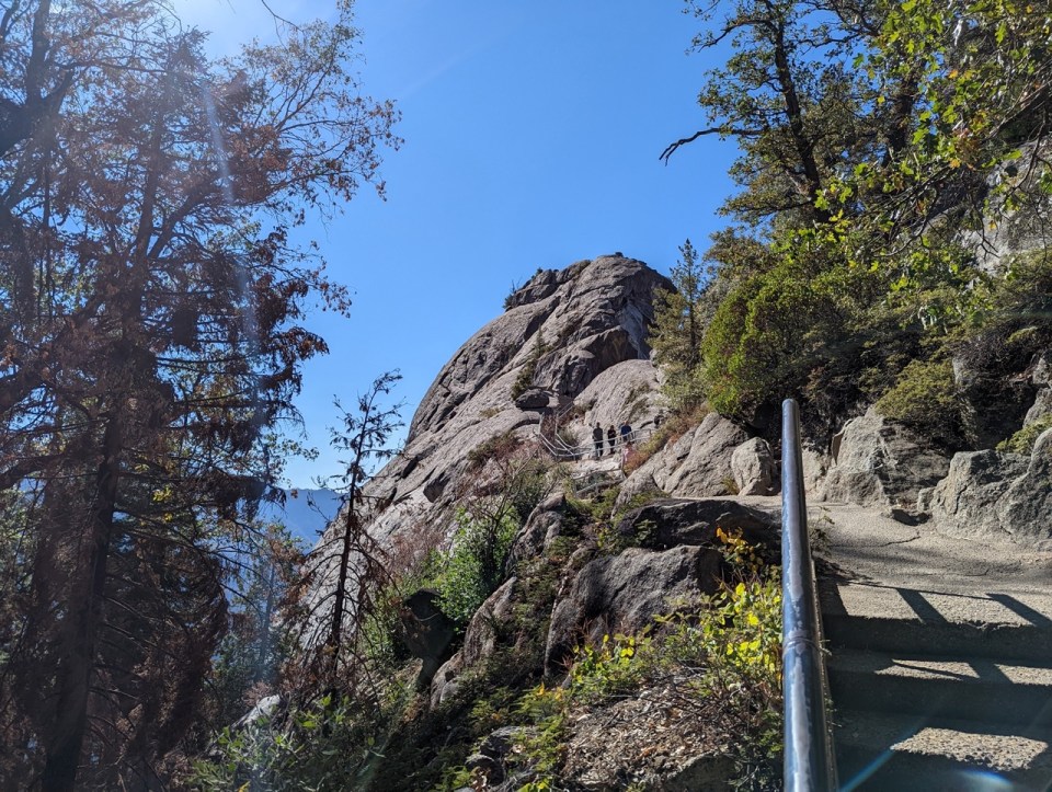 Moro Rock sur Crescent Meadows Road dans le Sequoia National Park