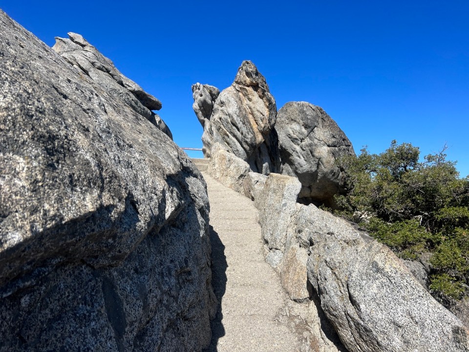 Moro Rock sur Crescent Meadows Road dans le Sequoia National Park