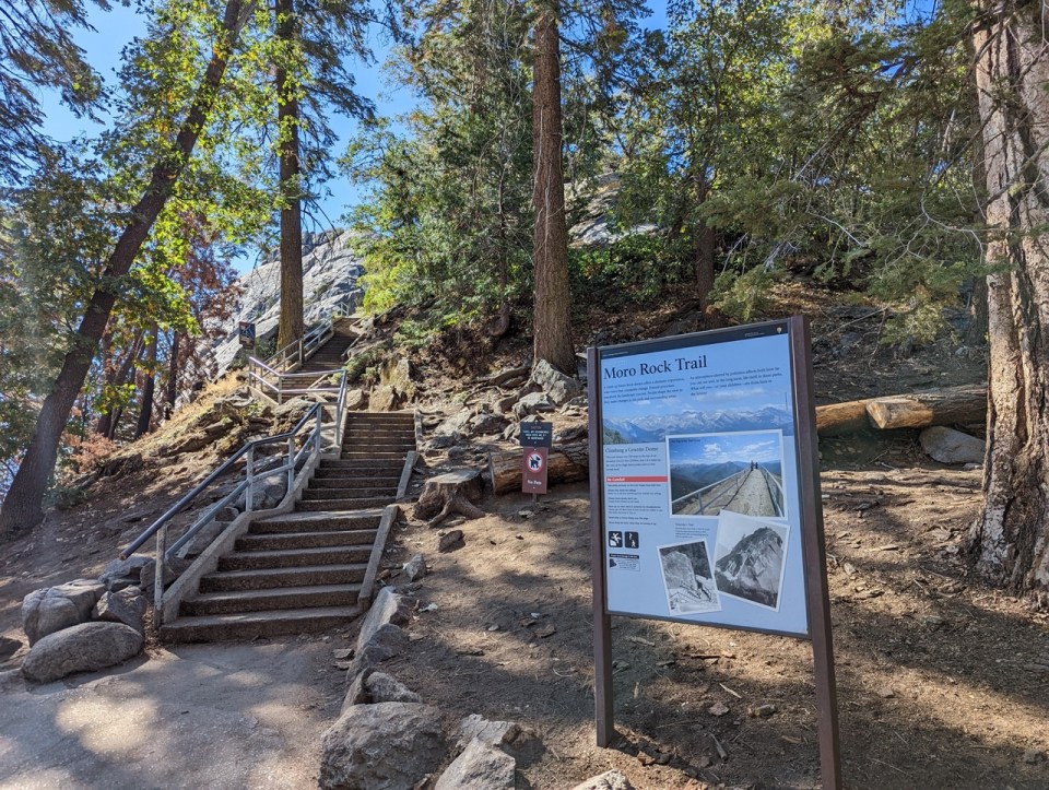 Moro Rock sur Crescent Meadows Road dans le Sequoia National Park