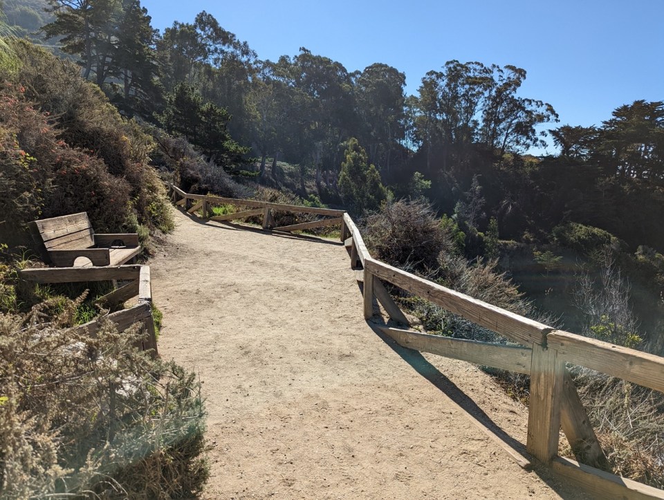 Waterfall Overlook Trail dans le Julia Pfeiffer Burns State Park