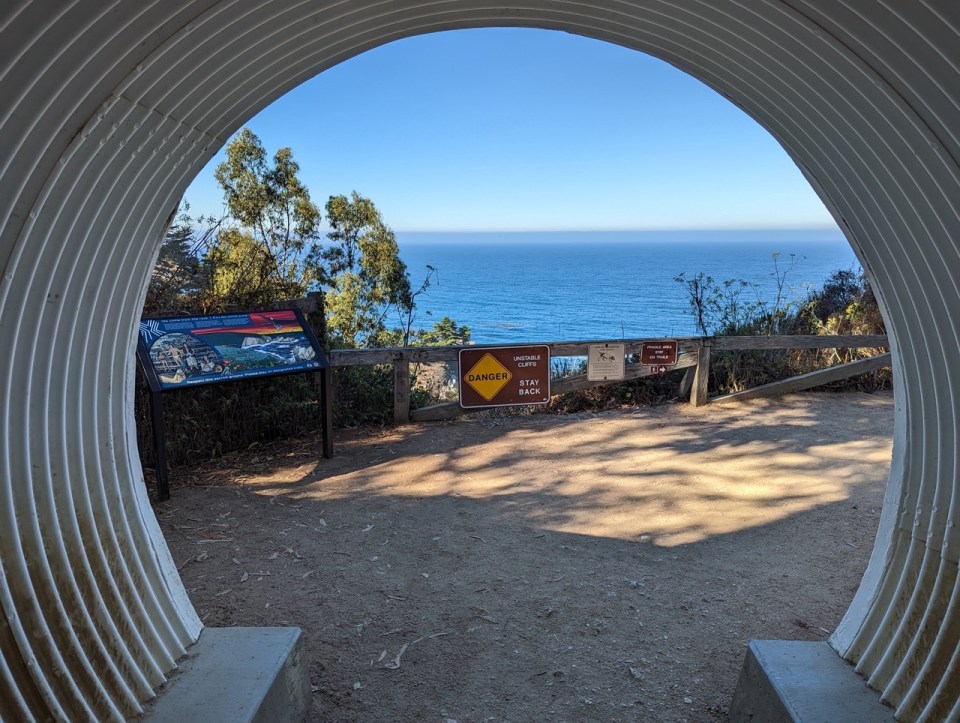 Waterfall Overlook Trail dans le Julia Pfeiffer Burns State Park