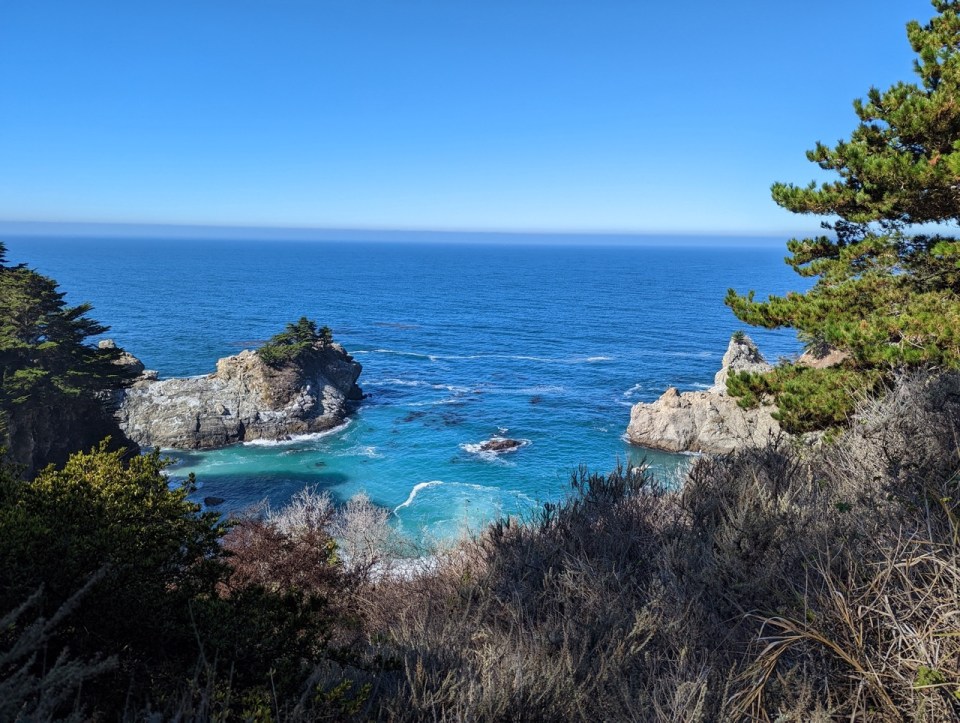 Waterfall Overlook Trail dans le Julia Pfeiffer Burns State Park