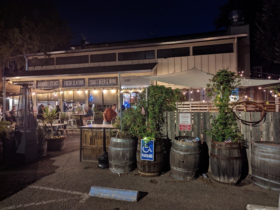 manger dans un restaurant à Mariposa 