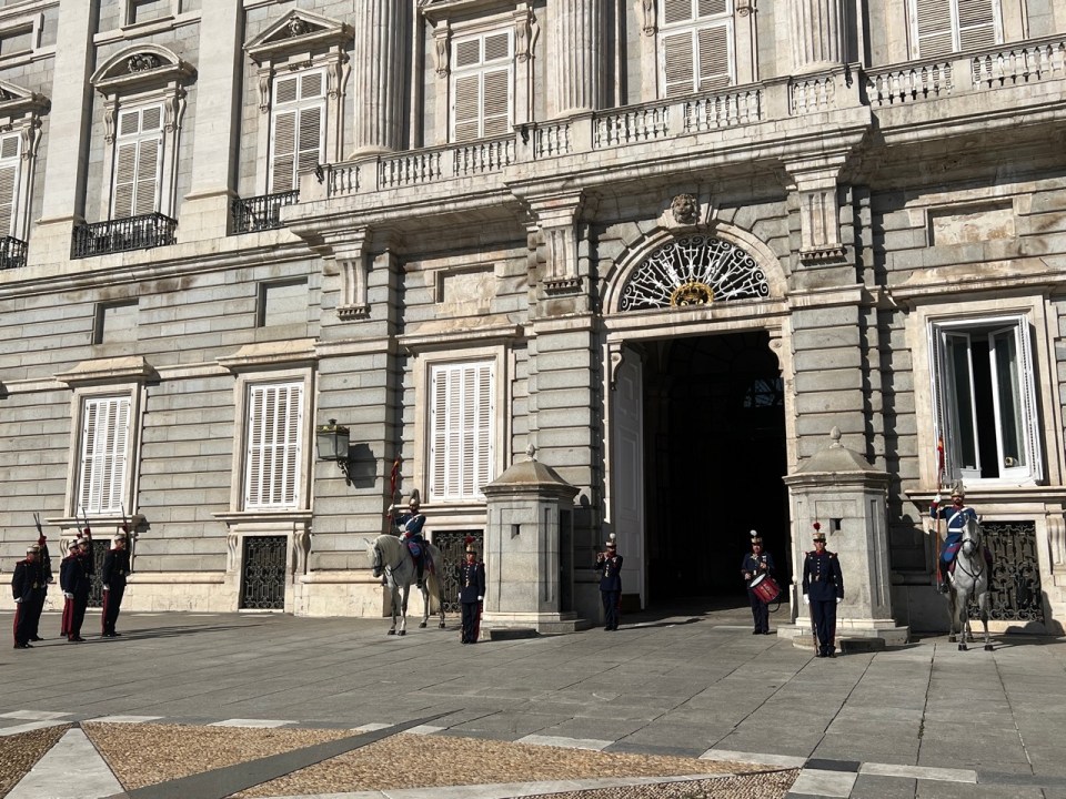 relève de la garde au Palais royal de Madrid