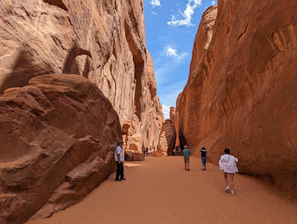 Sand Dune Arch Trail 