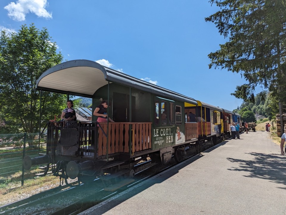 train à vapeur historique le Coni'fer à proximité de Pontarlier