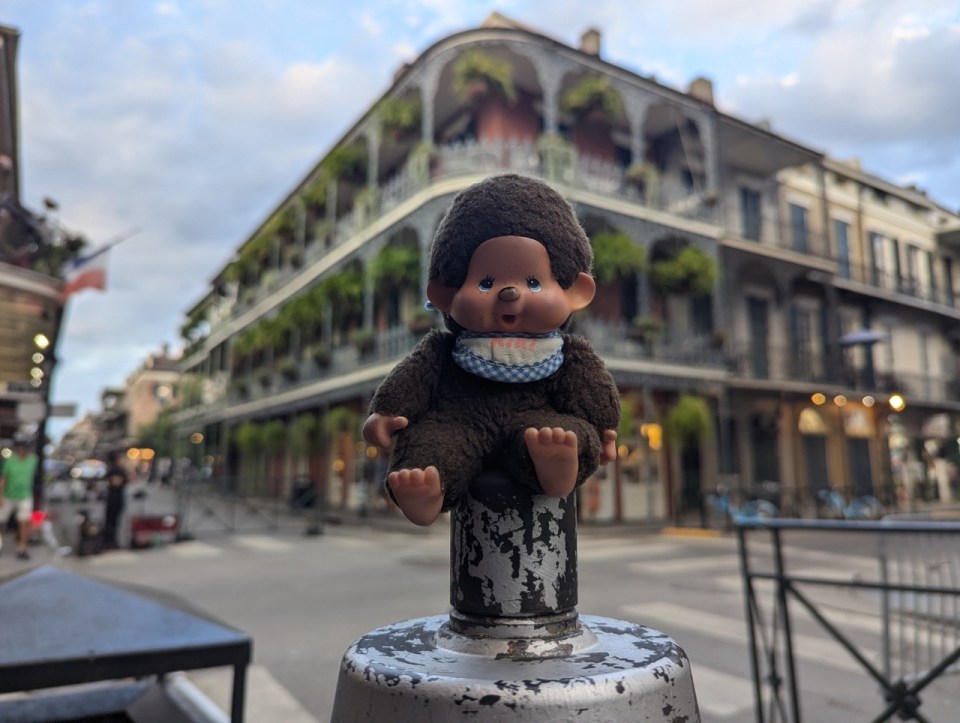 Kiki devant les bâtiments en fer forgé de la nouvelle orléans