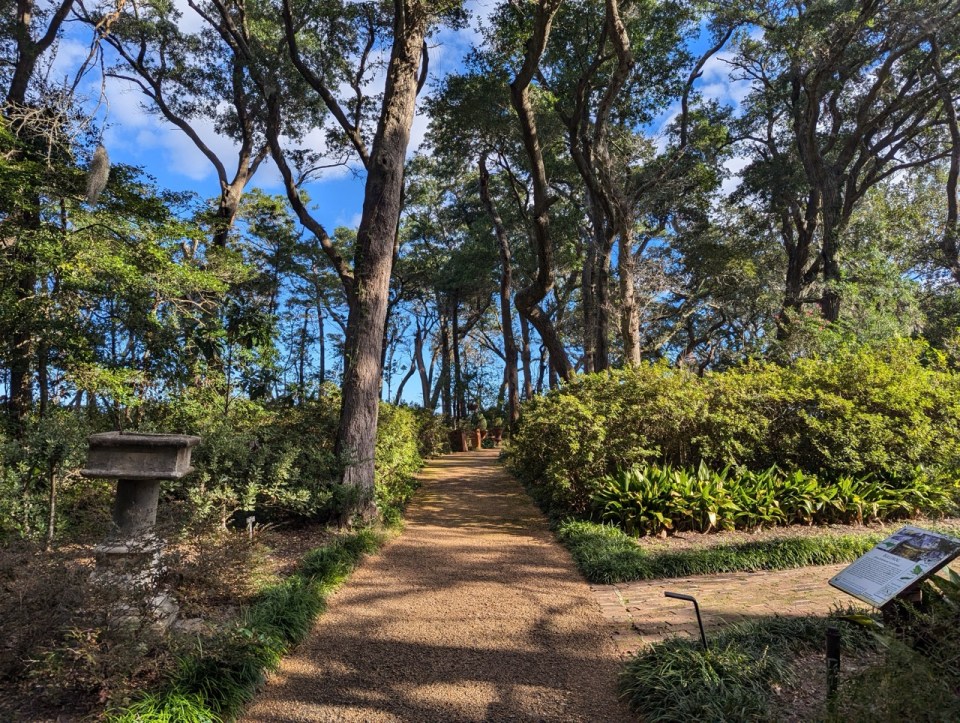 Elisabethan Gardens au Fort Raleigh National Historic Site à Manteo sur l'île de Roanoke dans les Outer Banks