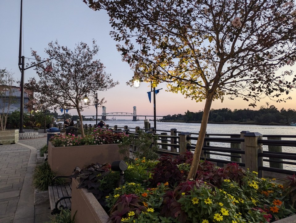 riverwalk de Wilmington en Caroline du Nord lors du coucher de soleil