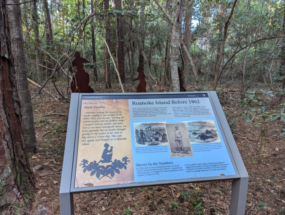 Randonnée Freedom Trail au Fort Raleigh National Historic Site à Manteo sur l'île de Roanoke dans les Outer Banks