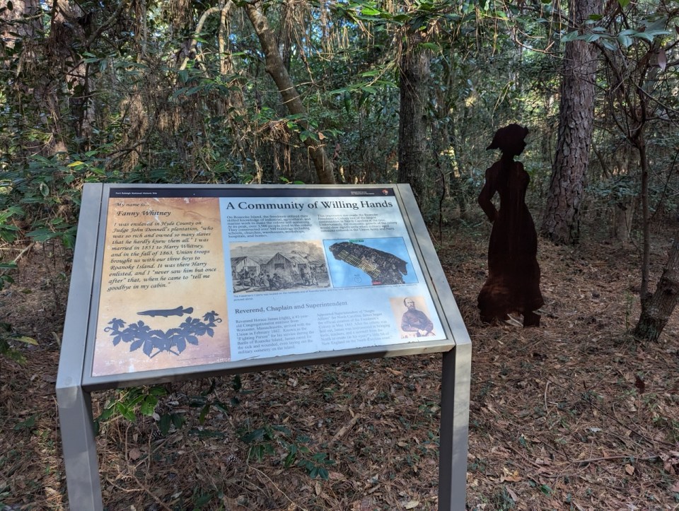 Randonnée Freedom Trail au Fort Raleigh National Historic Site à Manteo sur l'île de Roanoke dans les Outer Banks