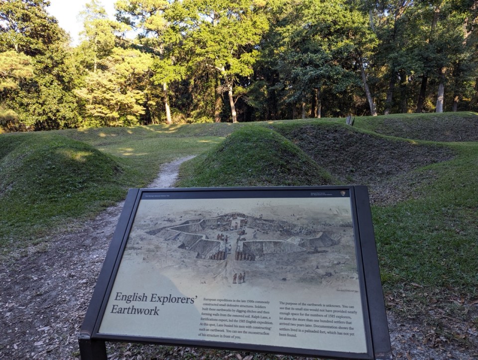 Randonnée Freedom Trail au Fort Raleigh National Historic Site à Manteo sur l'île de Roanoke dans les Outer Banks
