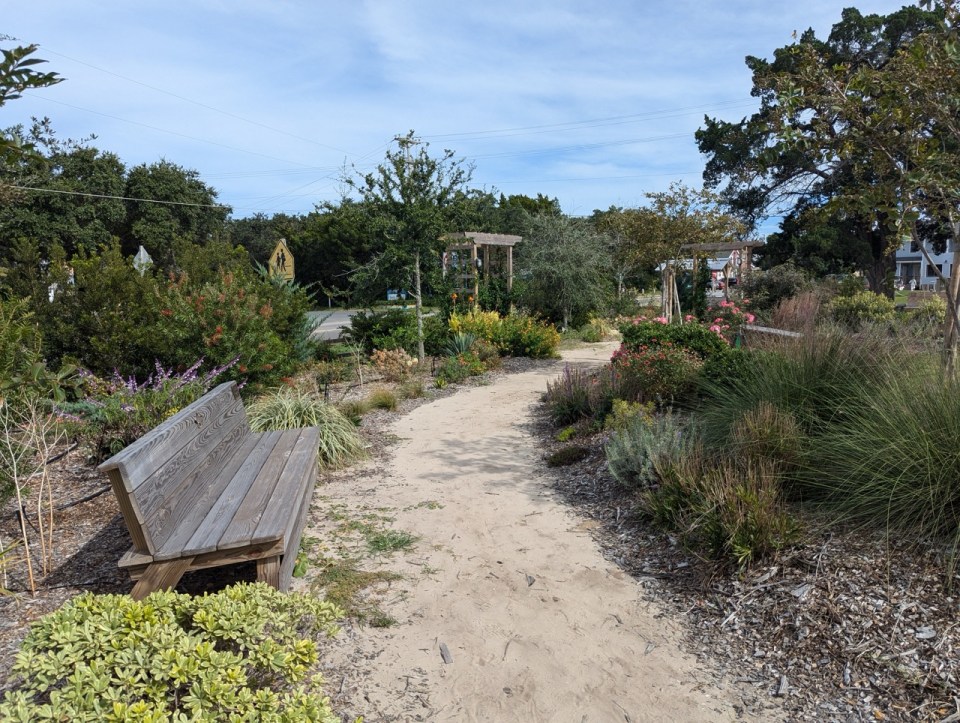 se promener dans les jardins d' Ocracoke dans les Outer Banks