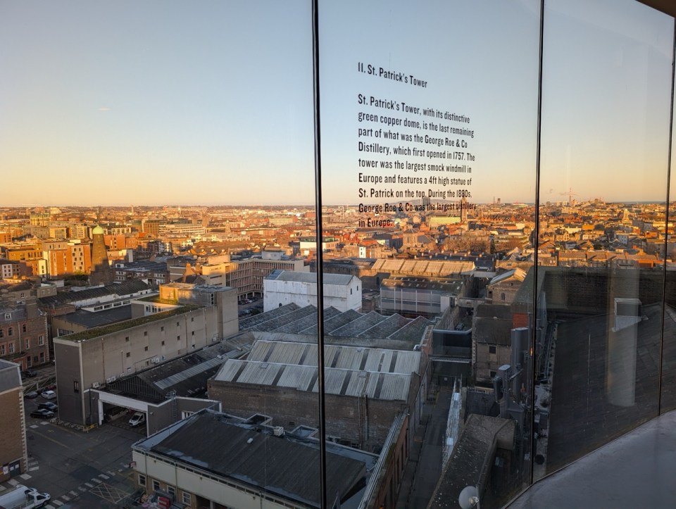 prendre un verre dans le bar du Guinness Storehouse lors d'une visite de 3 jours à Dublin