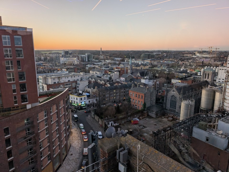 prendre un verre dans le bar du Guinness Storehouse lors d'une visite de 3 jours à Dublin