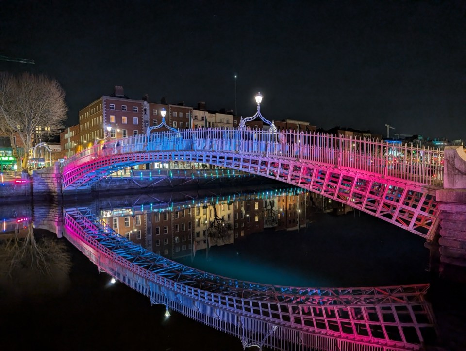 traverser le Ha'penny Bridge lors d'une visite de 3 jours à Dublin
