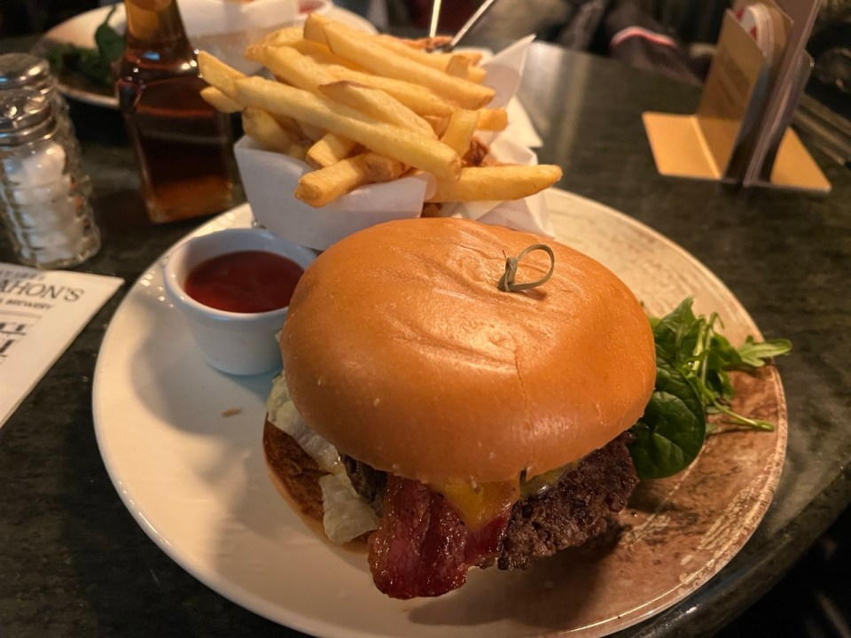 manger un hamburger dans un pub lors d'une visite de 3 jours à Dublin