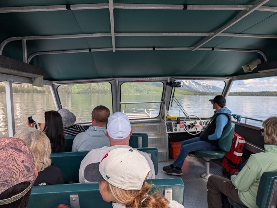 Prendre le bateau sur le Jenny Lake 