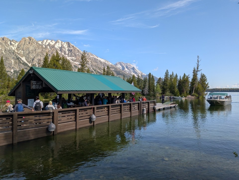 Prendre le bateau sur le Jenny Lake
