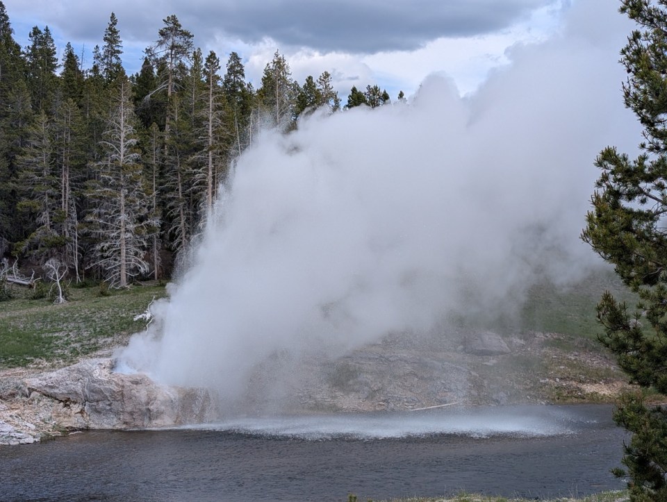 Geyser Riverside à Yellowstone en éruption 