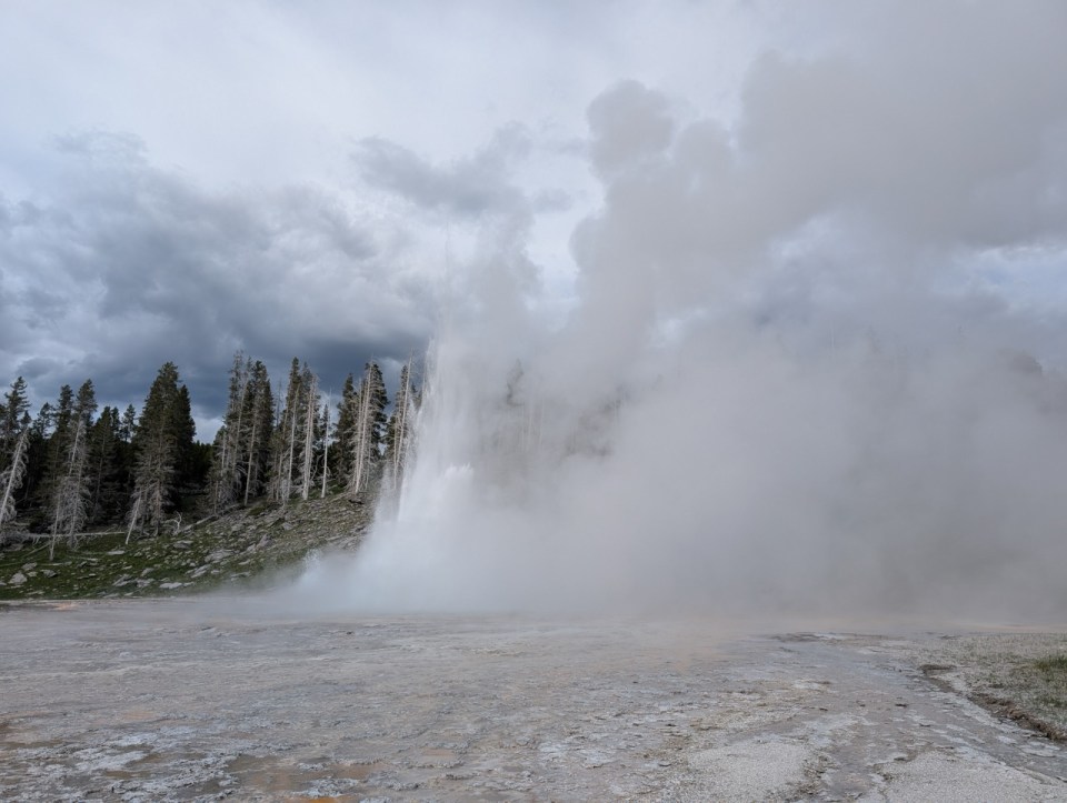 Geyser Grand à Yellowstone en éruption 