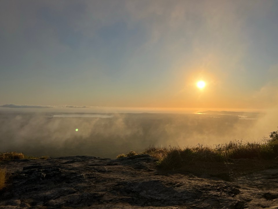 lever de soleil à Mount Tinbeerwah Lookout