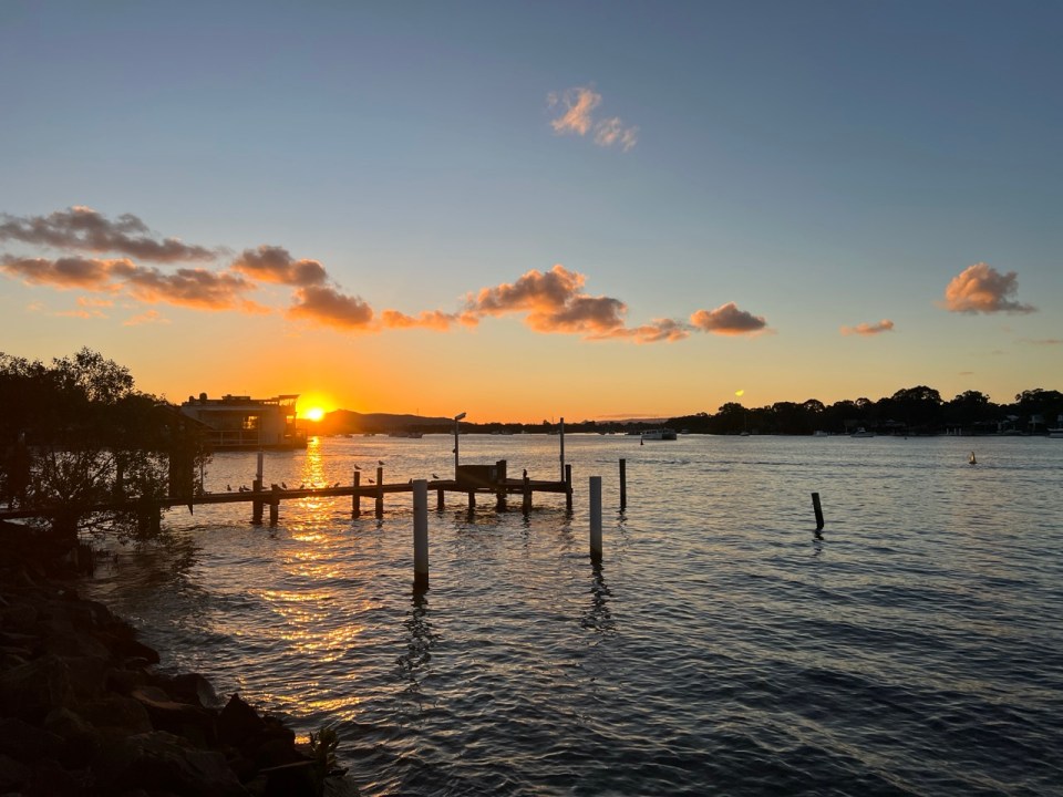 coucher de soleil au bord de la rivière à Noosaville 