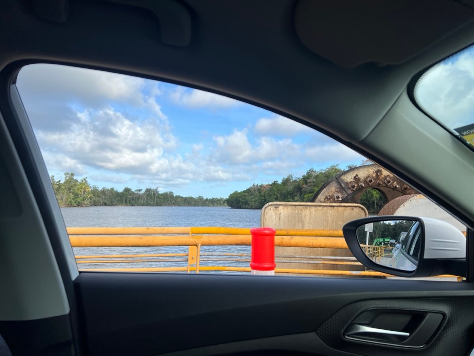 Ferry pour traverser la rivière Daintree